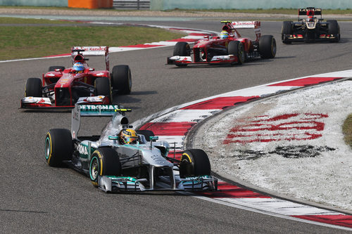 Los Ferrari acosan a Lewis Hamilton