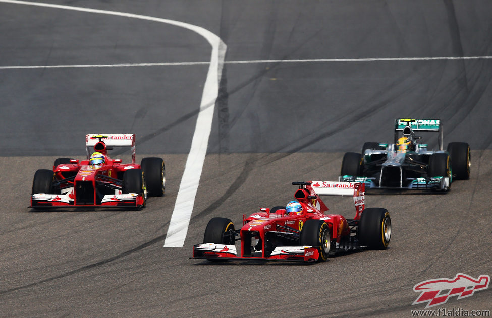 Los dos Ferrari adelantan a Lewis Hamilton