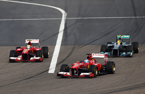 Los dos Ferrari adelantan a Lewis Hamilton