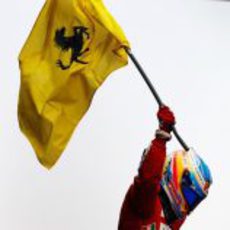 Fernando Alonso alza la bandera de Ferrari