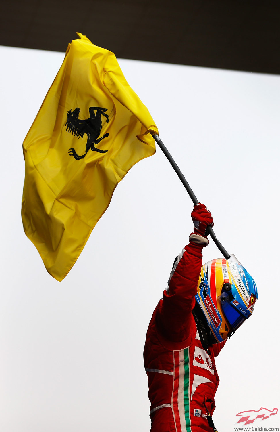 Fernando Alonso alza la bandera de Ferrari