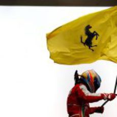 Fernando Alonso celebra su victoria con la bandera de Ferrari