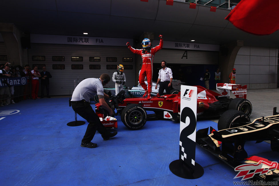 Fernando Alonso llega victorioso al parque cerrado