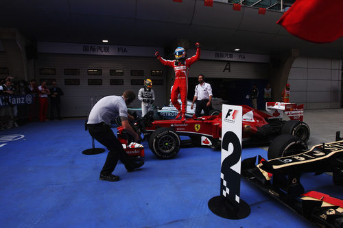 Fernando Alonso llega victorioso al parque cerrado