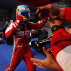 Fernando Alonso celebra su triunfo con sus mecánicos