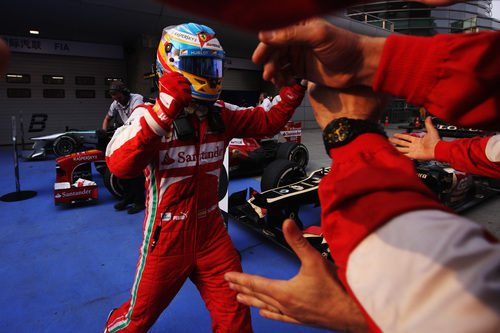 Fernando Alonso celebra su triunfo con sus mecánicos