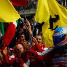 Fernando Alonso con la bandera de Ferrari