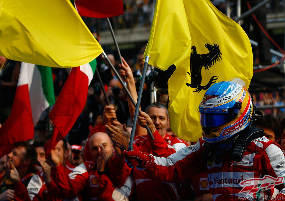 Fernando Alonso con la bandera de Ferrari