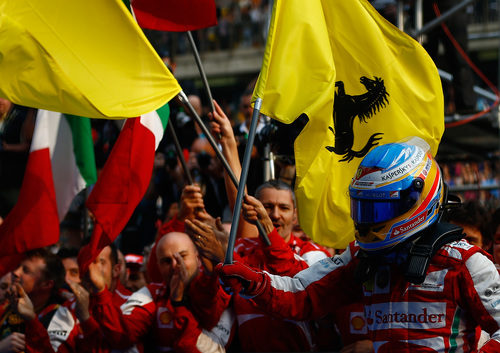 Fernando Alonso con la bandera de Ferrari