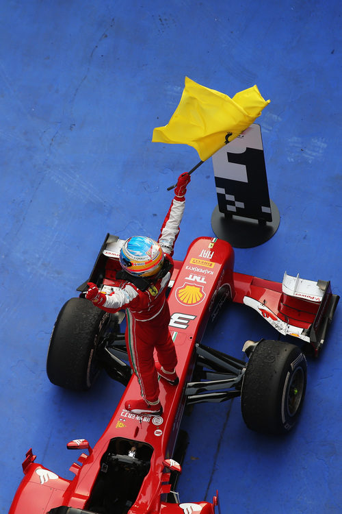 Fernando Alonso celebrando sobre el F138