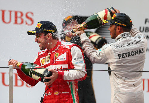Lewis Hamilton rocía de champagne a Fernando Alonso