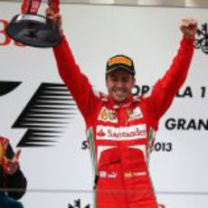 Fernando Alonso alza su trofeo en Shanghái
