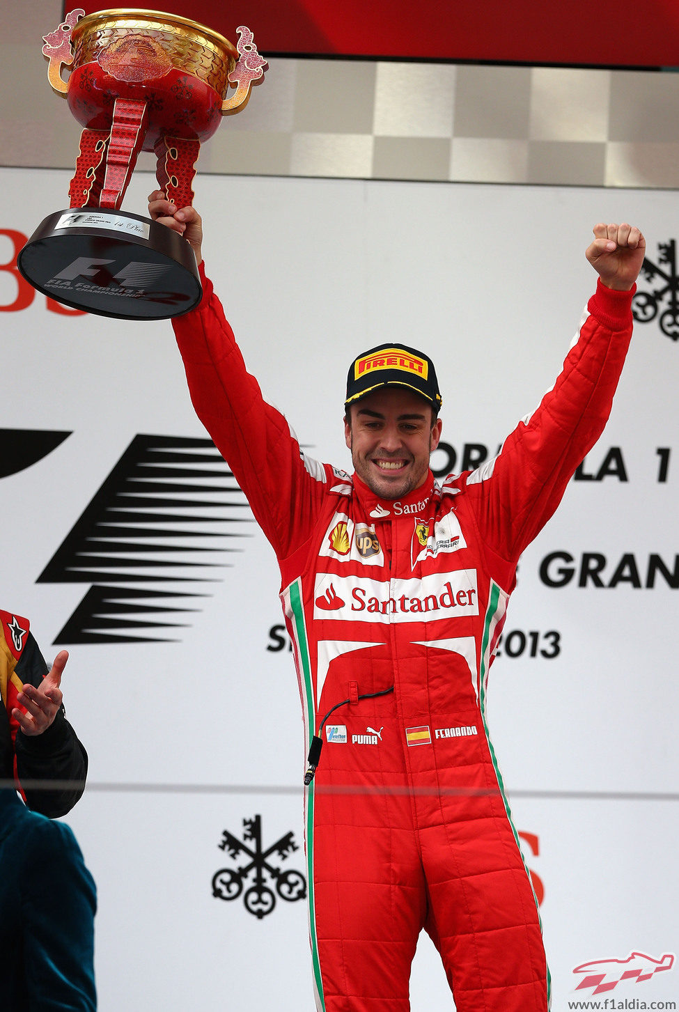 Fernando Alonso alza su trofeo en Shanghái