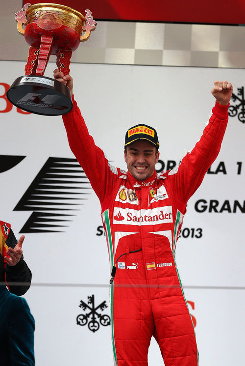 Fernando Alonso alza su trofeo en Shanghái