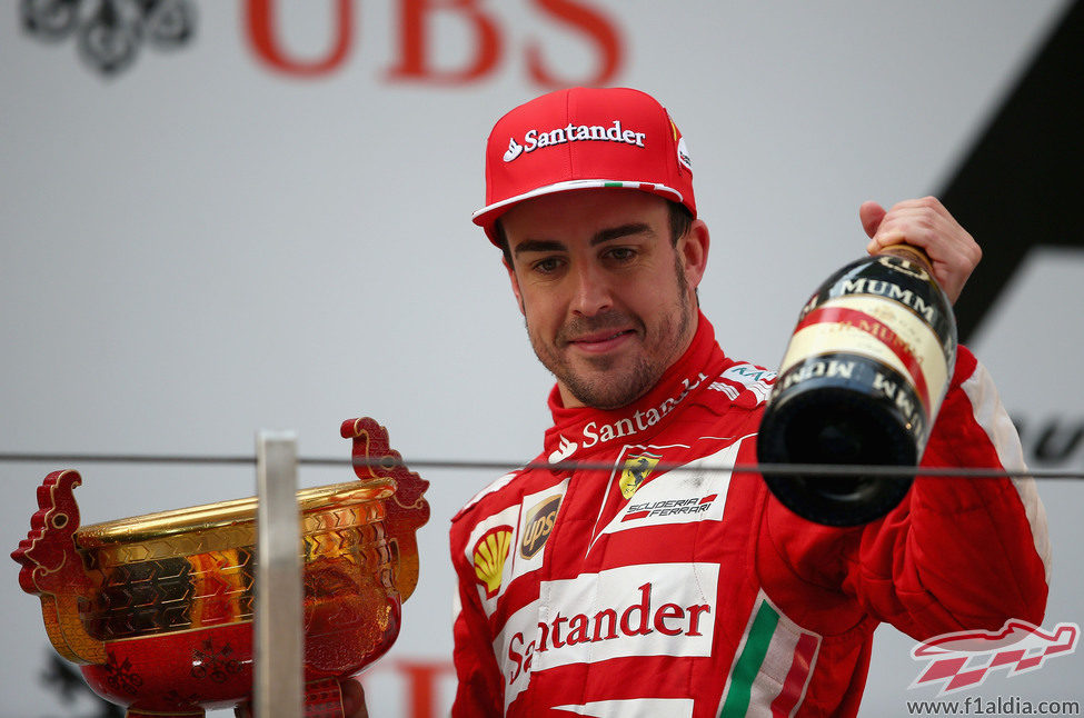 Fernando Alonso brinda su triunfo a Ferrari