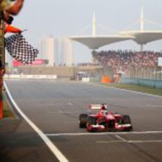 Fernando Alonso cruza la meta del Gran Premio de China 2013