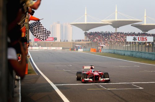 Fernando Alonso cruza la meta del Gran Premio de China 2013