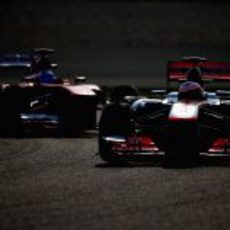 Jenson Button precede a Fernando Alonso