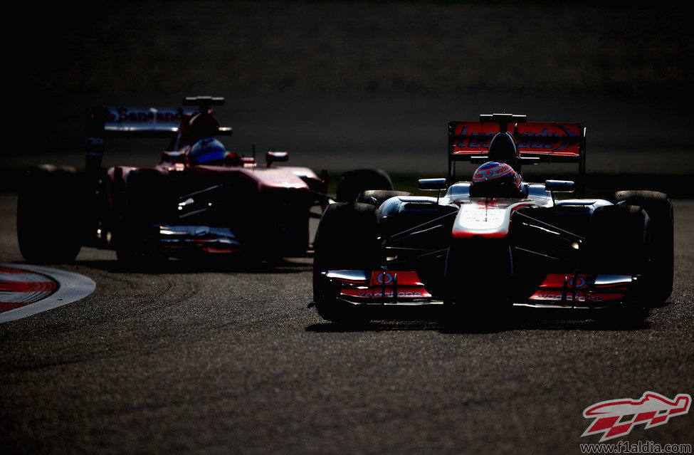 Jenson Button precede a Fernando Alonso