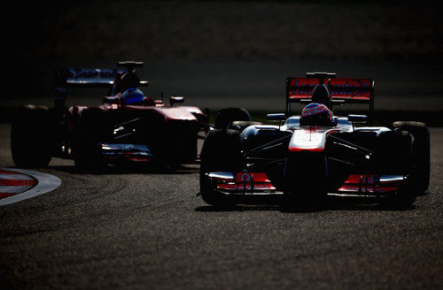 Jenson Button precede a Fernando Alonso