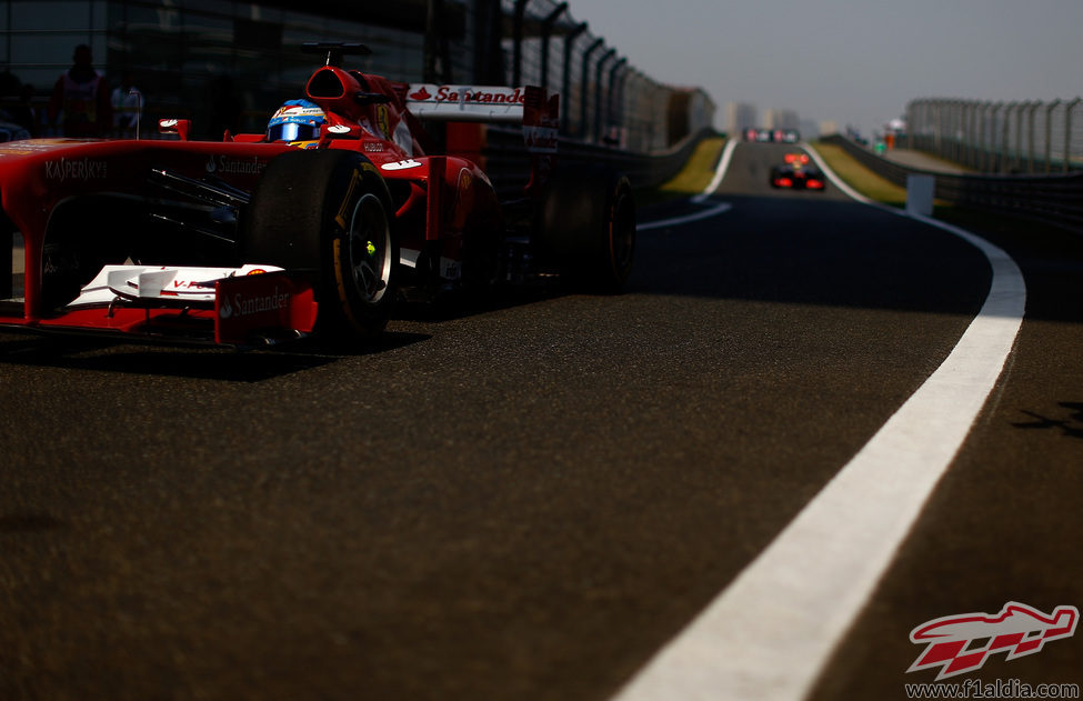 Fernando Alonso entra a boxes