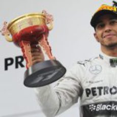 Lewis Hamilton alza el trofeo de tercer clasificado