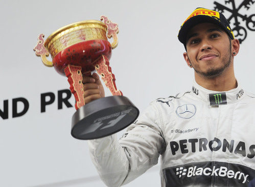 Lewis Hamilton alza el trofeo de tercer clasificado
