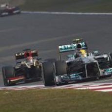 Intensa lucha entre Lewis Hamilton y Kimi Räikkönen