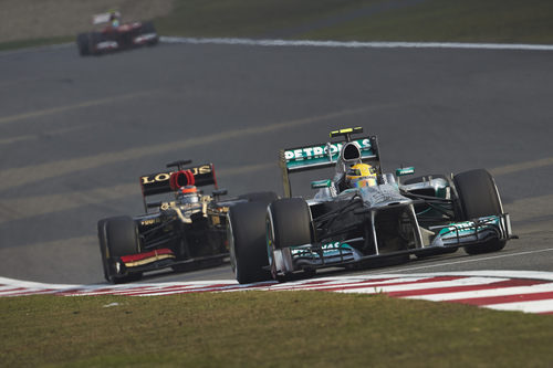 Intensa lucha entre Lewis Hamilton y Kimi Räikkönen