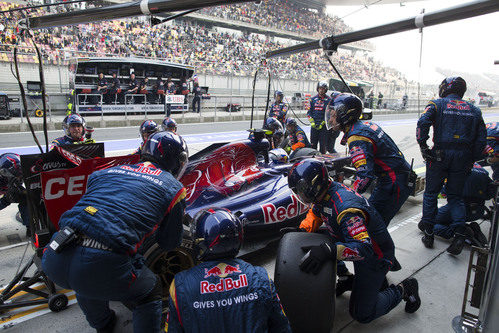 Daniel Ricciardo cambia neumáticos