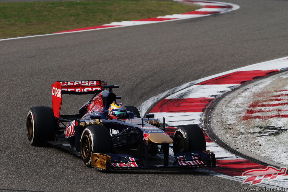 Jean-Eric Vergne estuvo a punto de abandonar por un toque en China