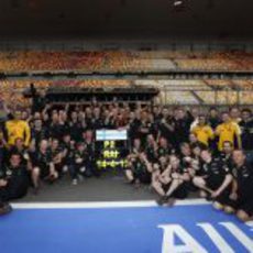 Foto de la familia Lotus celebrando el segundo puesto de China