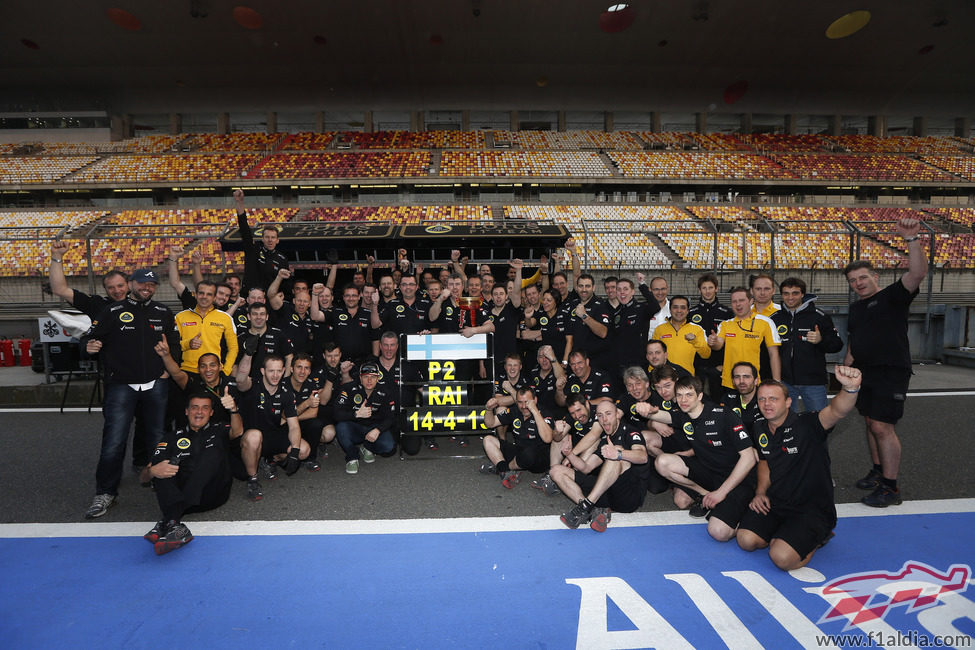 Foto de la familia Lotus celebrando el segundo puesto de China