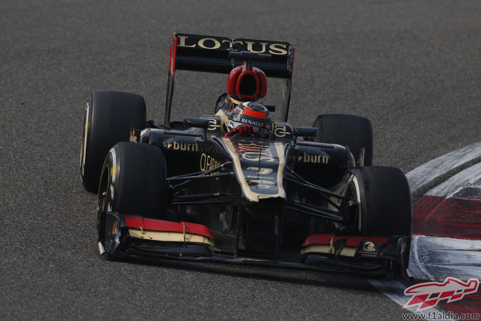 Kimi Räikkönen cabalga hacia el podio en China