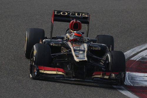 Kimi Räikkönen cabalga hacia el podio en China