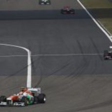 Adrian Sutil sale de una curva en Shanghái