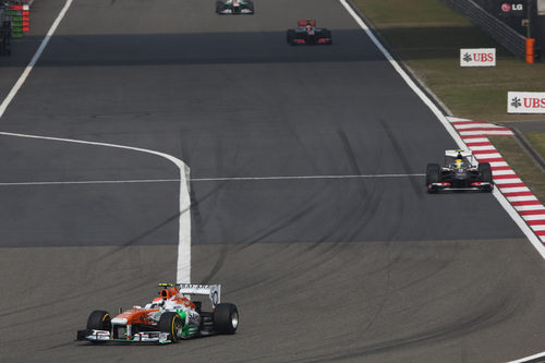 Adrian Sutil sale de una curva en Shanghái