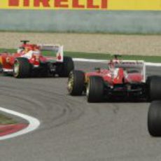 Los dos Ferrari ganan posiciones en la salida