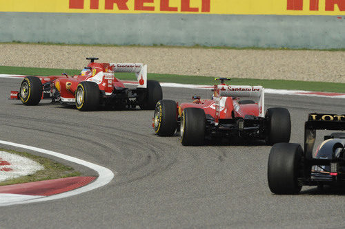 Los dos Ferrari ganan posiciones en la salida