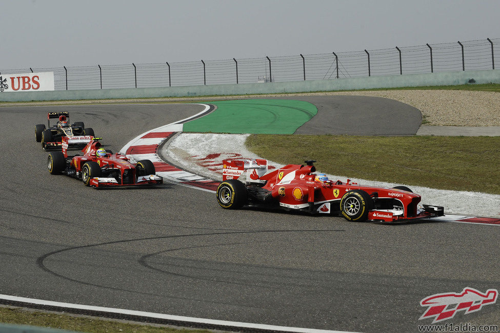 Alonso y Massa ganaron posiciones en la salida del GP de China 2013