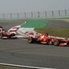 Alonso y Massa ganaron posiciones en la salida del GP de China 2013