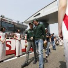 Los dos pilotos de Caterham dialogan minutos antes del Gran Premio de China 2013