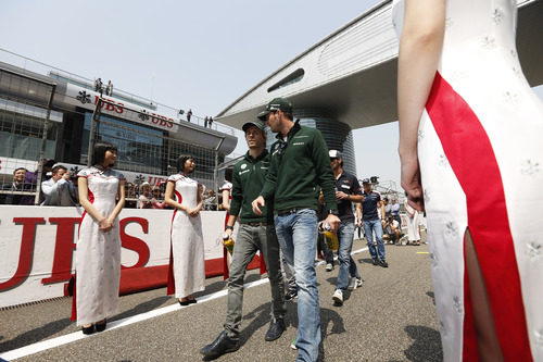 Los dos pilotos de Caterham dialogan minutos antes del Gran Premio de China 2013