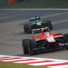 Jules Bianchi por delante de los dos Caterham