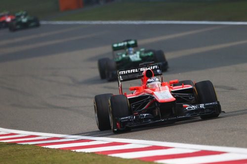 Jules Bianchi por delante de los dos Caterham