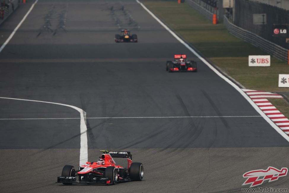 Max Chilton afronta la primera curva del circuito de Shanghái