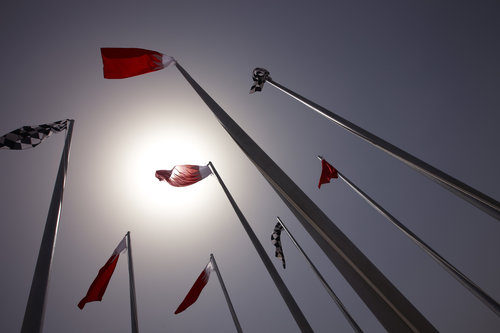 Banderas de Baréin y a cuadros en el cielo bareiní