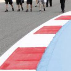 Romain Grosjean inspeccionado la pista