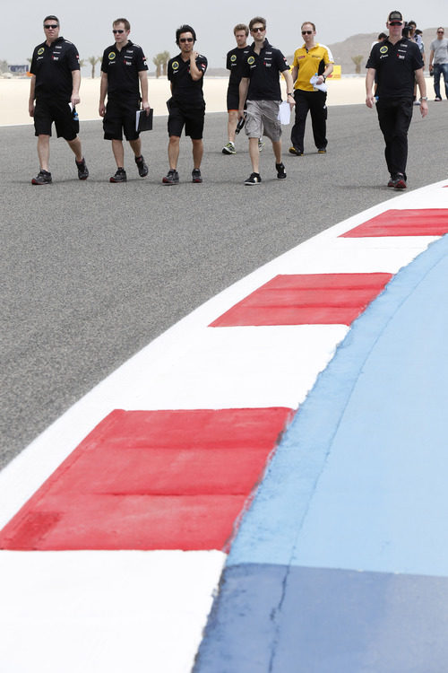 Romain Grosjean inspeccionado la pista