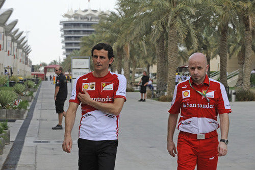 Pedro De la Rosa camina junto a Simone Resta